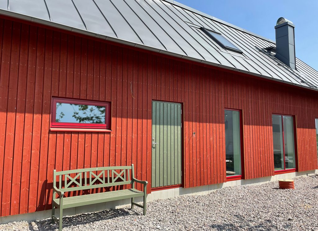 Målad ytterdörr till ladhus