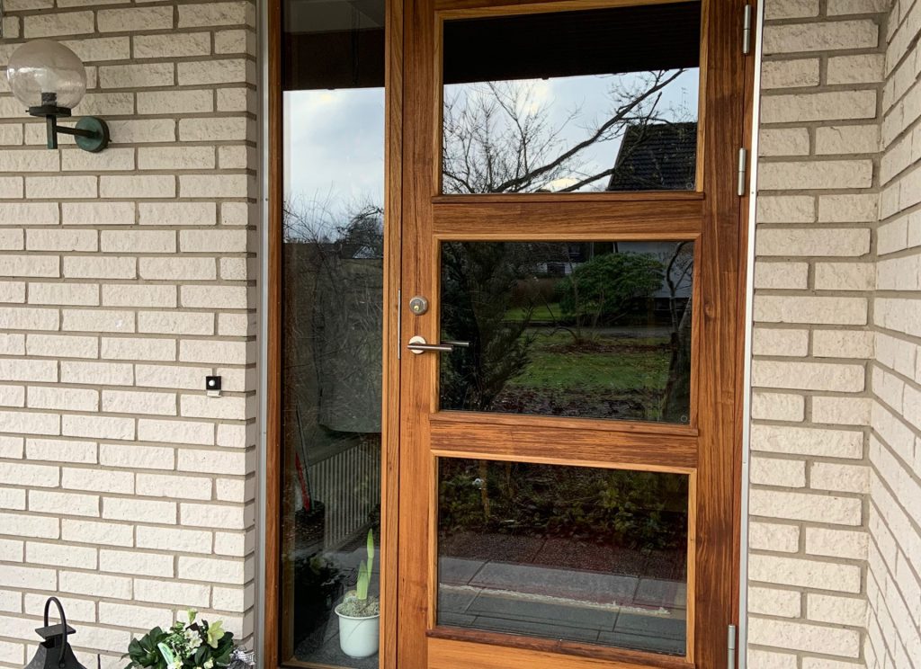 Ytterdörr modern teak till tegelhus