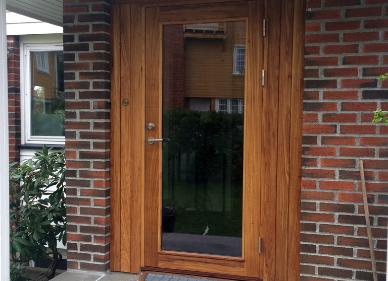 Ytterdörr i teak med glas till tegelhus