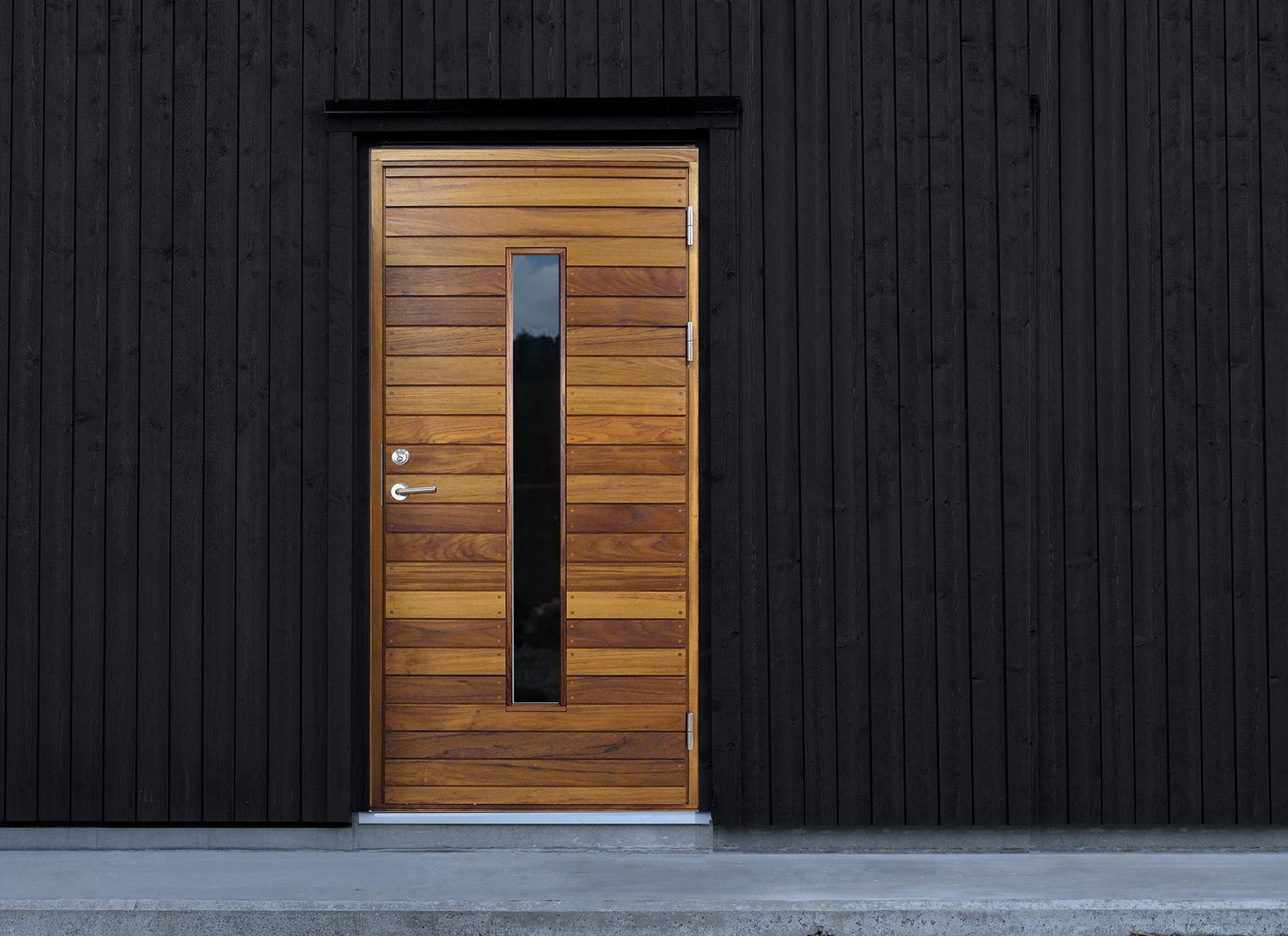 Ytterdörr till ladhus med liggande panel i teak och långsmalt glas