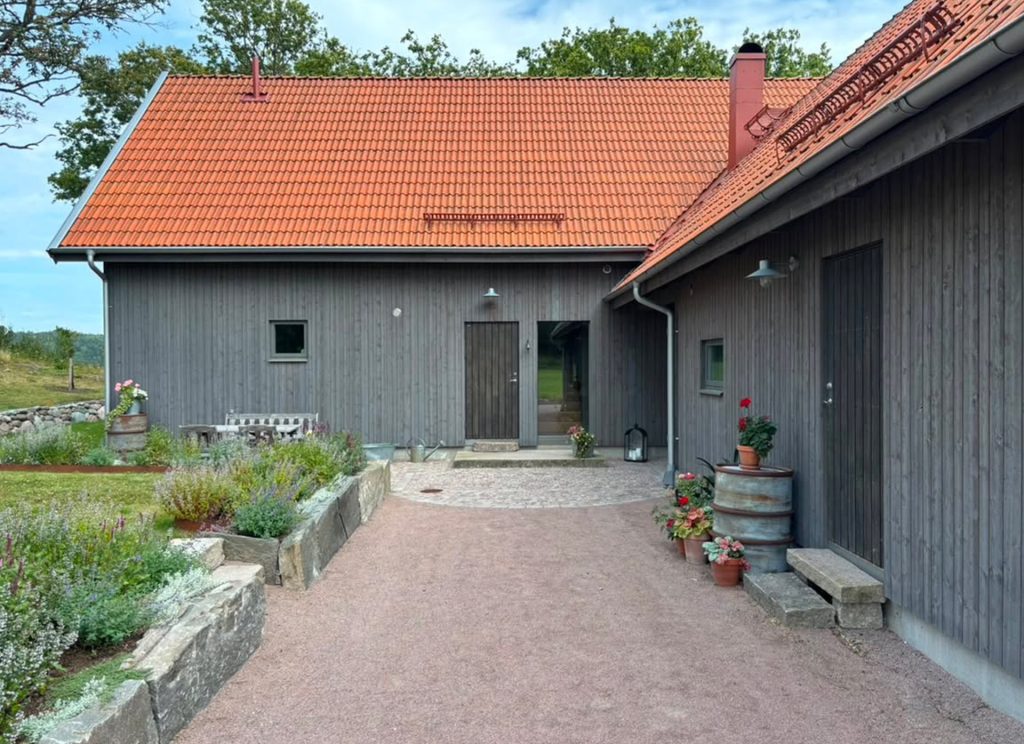 Ytterdörr-målad-till-ladhus